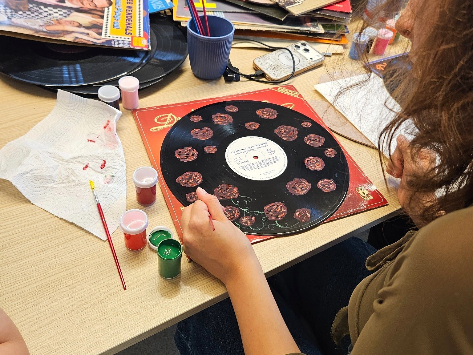 Workshop moment — Painting roses on vinyl